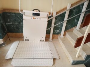 plataforma salvaescaleras desplegado