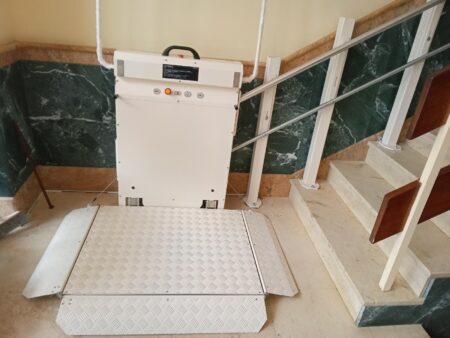plataforma salvaescaleras desplegado